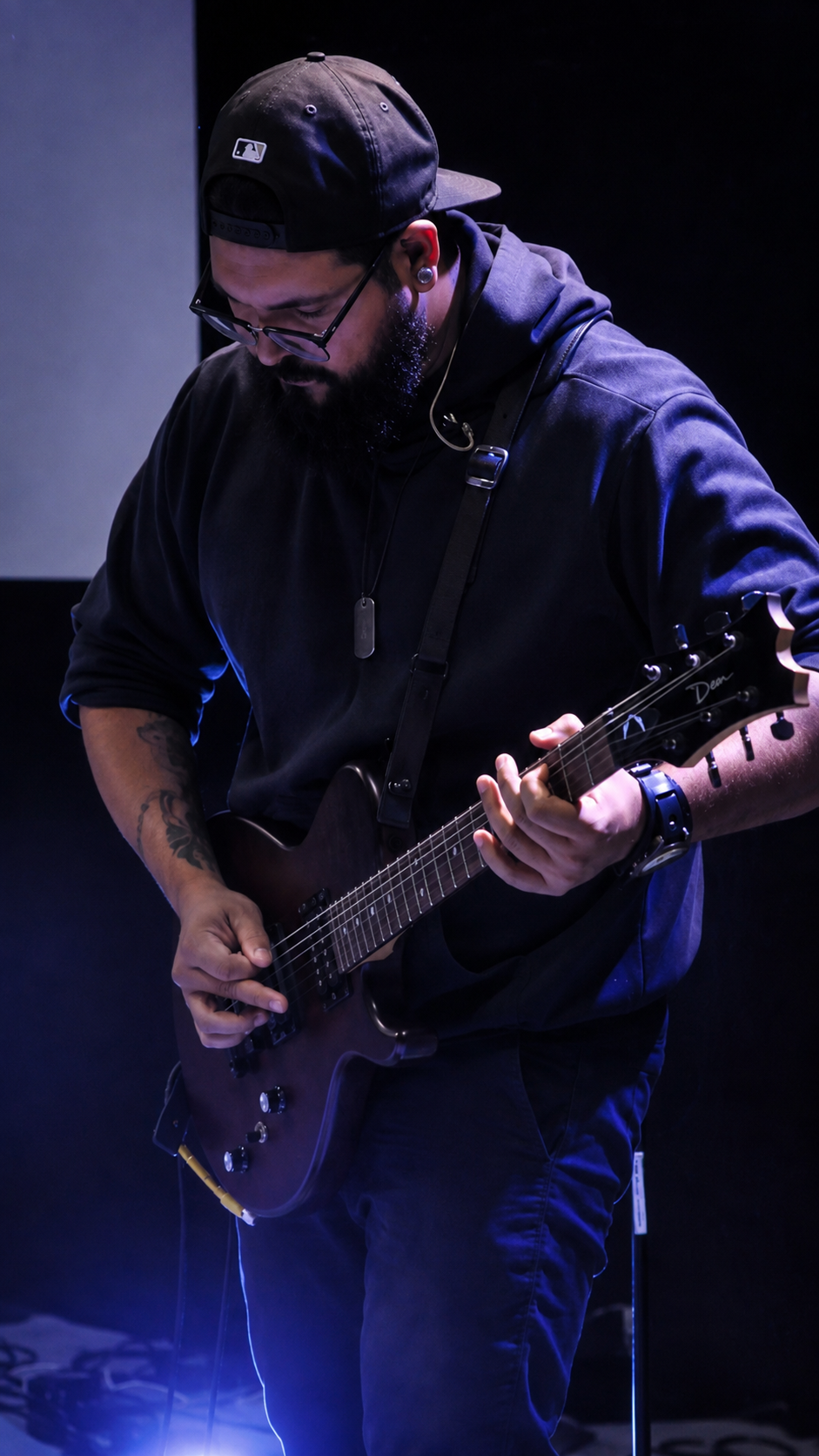 Guitarrista da R3VOLUÇ@O durante apresentação